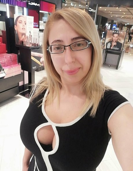 Aurica Velcota model hot picture