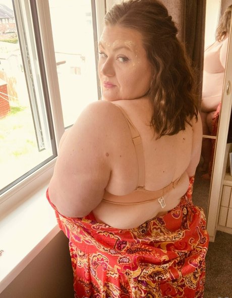 curvybbw22 pretty model picture