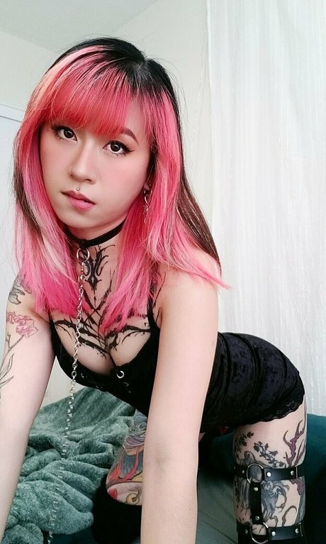 luckywithlola nude model pic