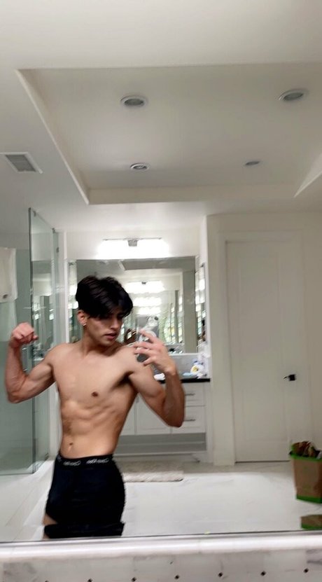 evillxe naked model image