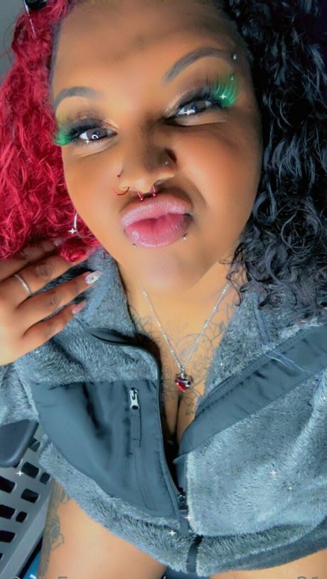 queen coco21 exclusive model picture