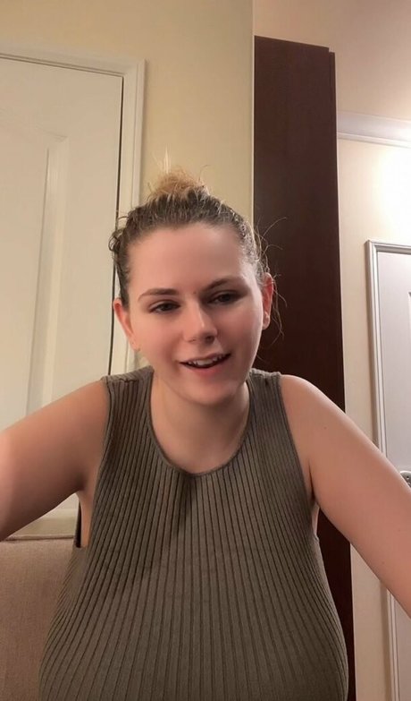 Emily V sexy actress pics