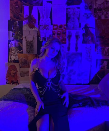 Emily V star nudes photo