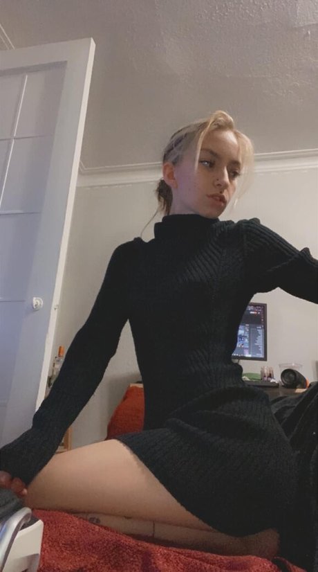 violets cabaret model naked image