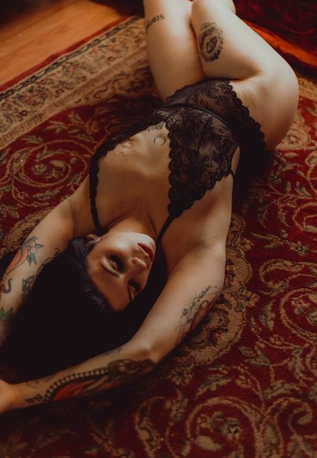 Thatsoraven95 model top photos