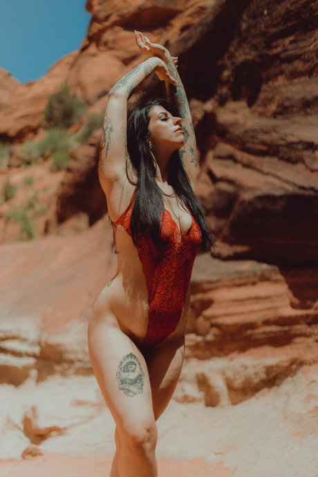 Thatsoraven95 adult model pics