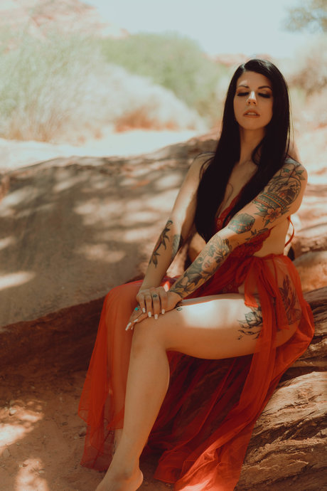 Thatsoraven95 hot model pic