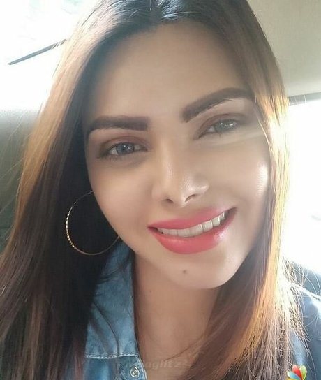 Sherlyn Chopra pretty star images