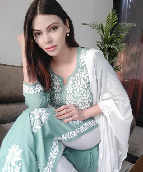 Sherlyn Chopra star naked pictures