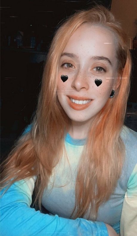 Scarlet Moon model art photo