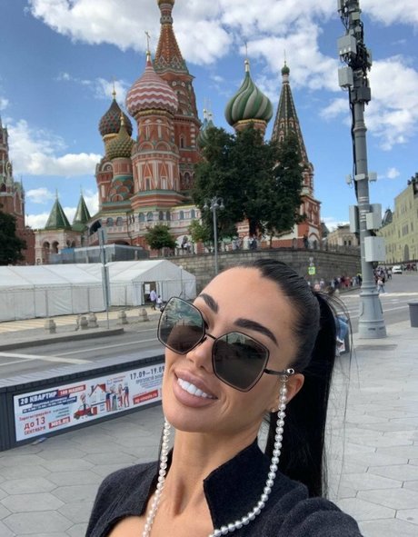 Sexy Alisa hd actress img