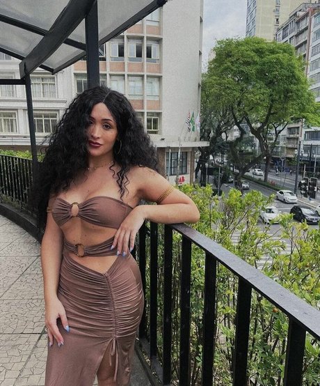 Briny De Laet star naked pics