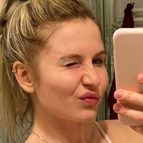 bicepgirl model nude photo