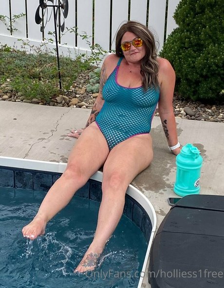 holliess1free nude star image