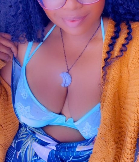 ohlivvynoir erotic model photo