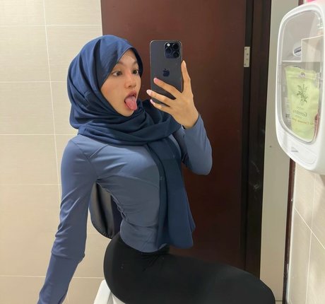 oklinfia erotic model image