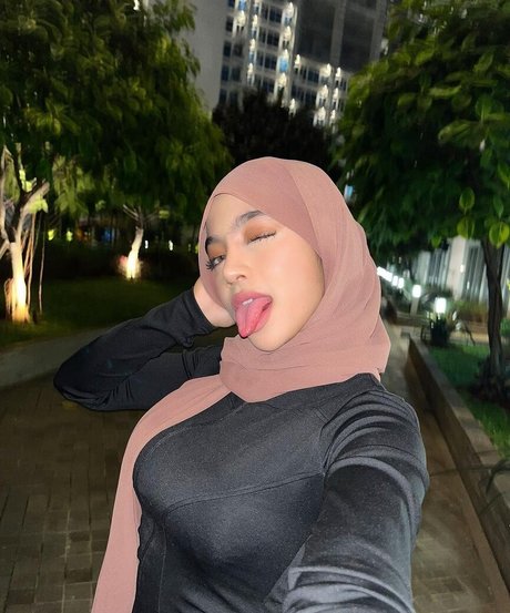 oklinfia pornographic actress photo