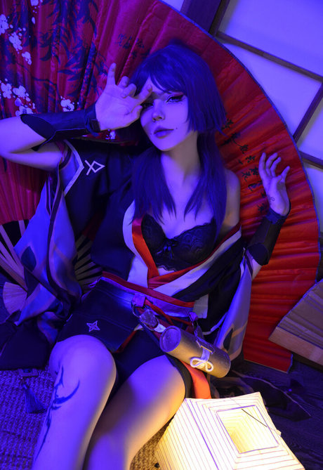 Flutterow erotic model pic