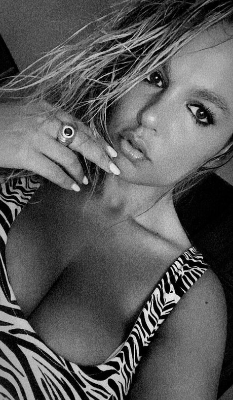 Acronopia pretty model image