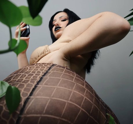 Anjadee model naked image