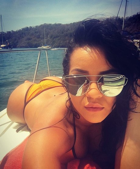 Toni Salina Chee Young star sexy image