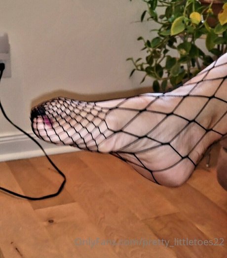 pretty littletoes22 porn model img