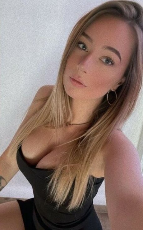 lizzzyfox art model pic