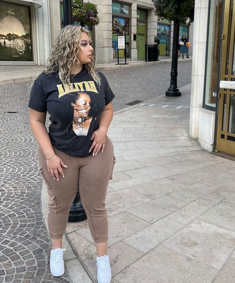 Blondiemami erotic pornstar pic