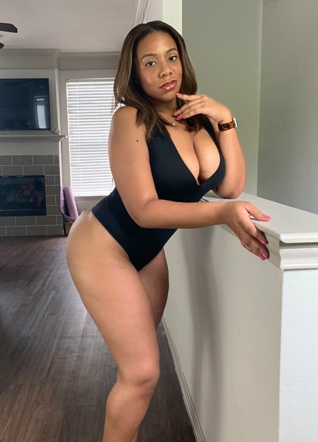 realtexascurves star hot picture