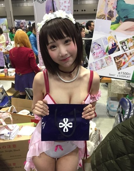 SeeU Cosplay hd model image