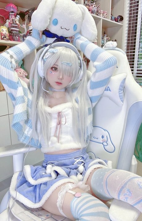 SeeU Cosplay star beautiful image