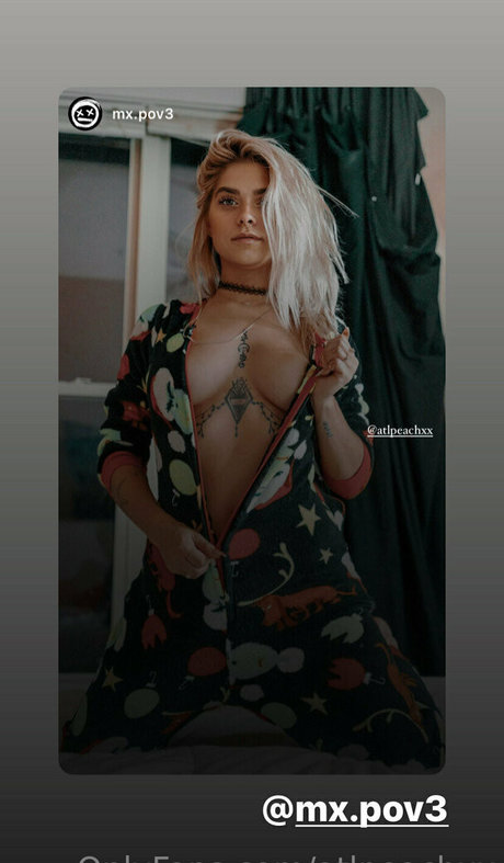 Atlpeachxx sexy pornstar picture