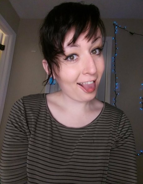 anniebrokely star nude photo