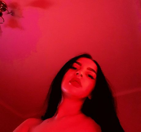 moanlouder model top picture