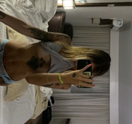 Felissigw model adult picture