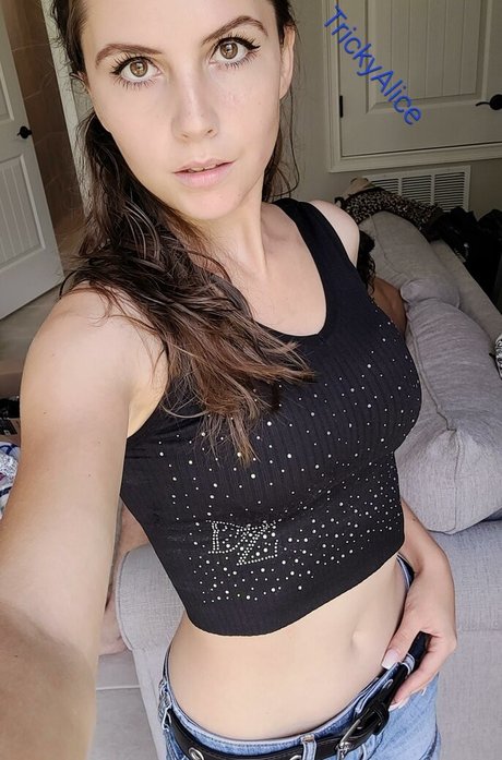 Trickyalice6 model nude picture