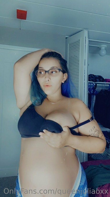 queenjuliaoxx adult model pic