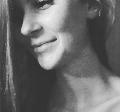 LittleBee naked star photo