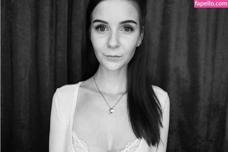 LittleBee porn model picture