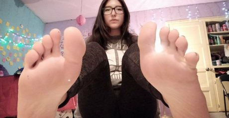 thawniefeet nudes model galleries