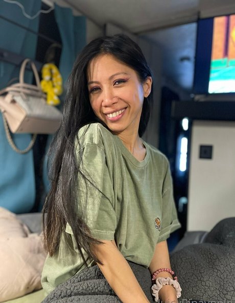 JuicyPinaypple model nude galleries