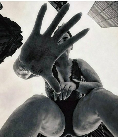 amazonbeth 6foot6 naked model pic