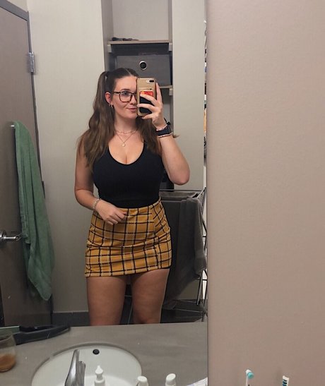 Hannah V art star photo