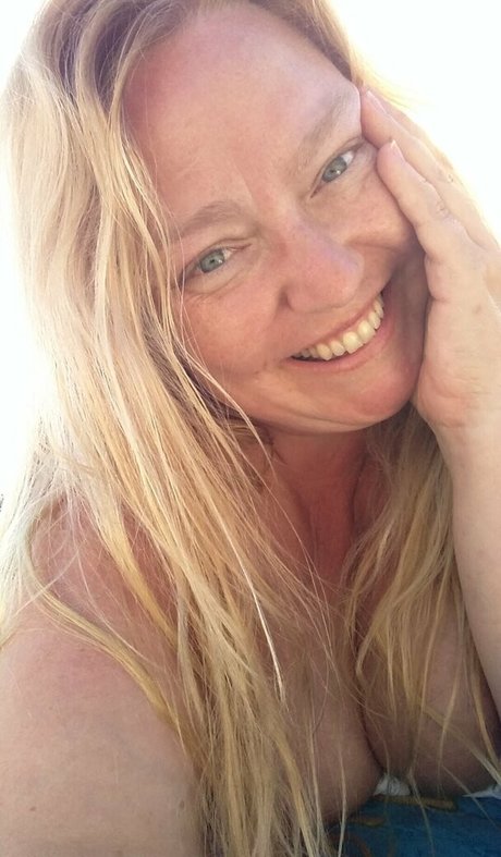 bustybbwbrit free model image