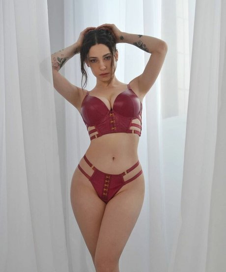 Kit Lilith beautiful model pics