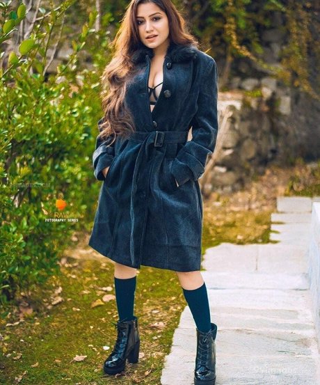 Simran Kaur Hundal perfect actress img