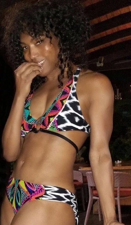 Angela Bassett pornographic model pictures