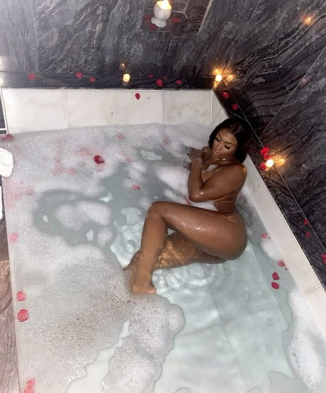 NonnieBaby model nude pic