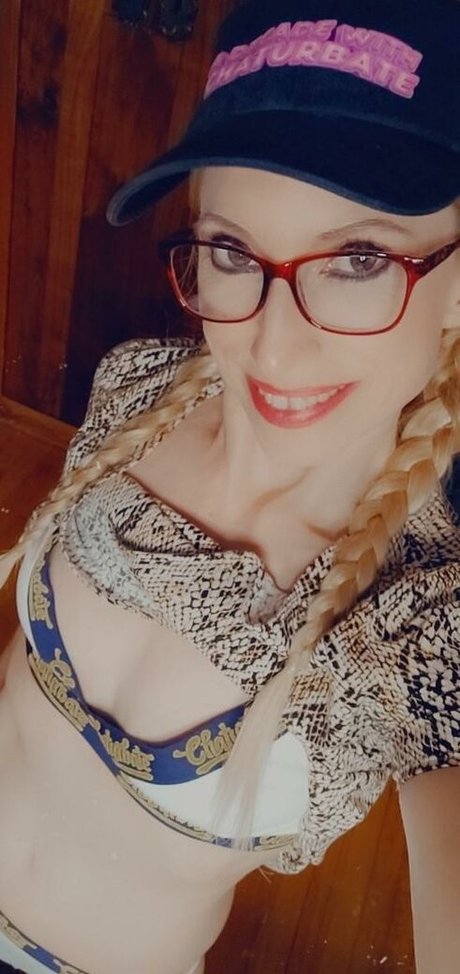 Wynfreya model hot images