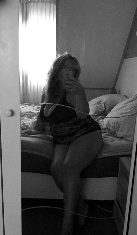 dutchcurvesinheels star adult photo